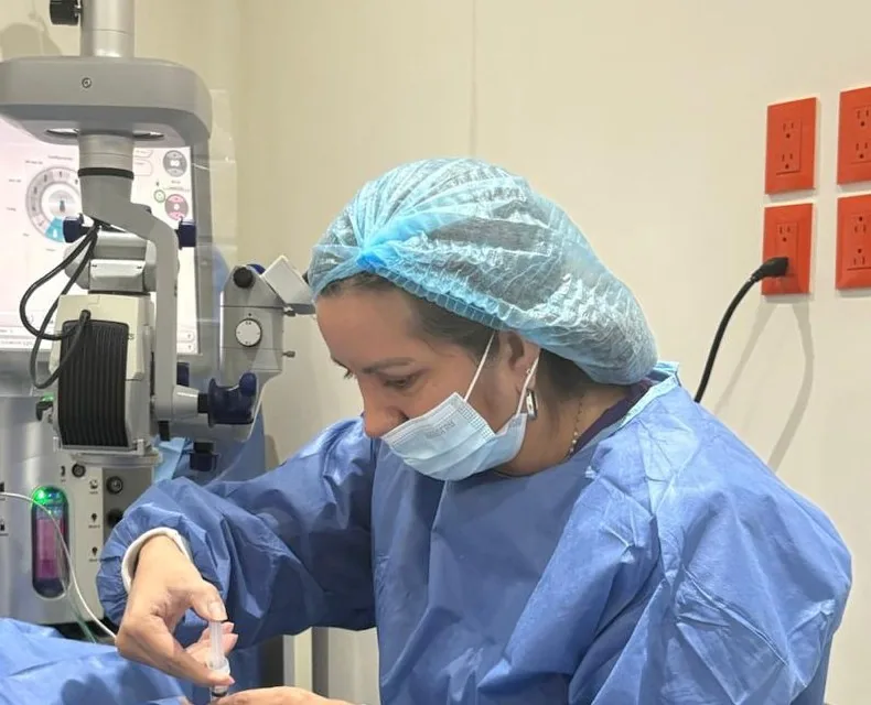 La Dra. Claudia González Tejeda durante una cirugía de catarata con microscopio