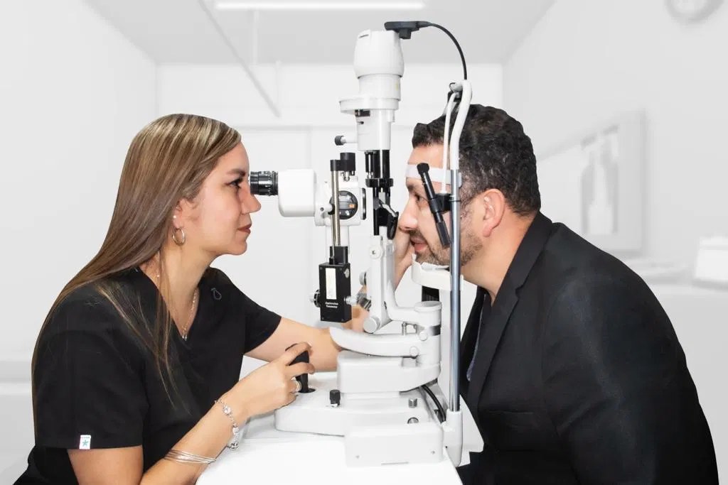 La doctora revisa a un paciente con la lámpara de hendidura