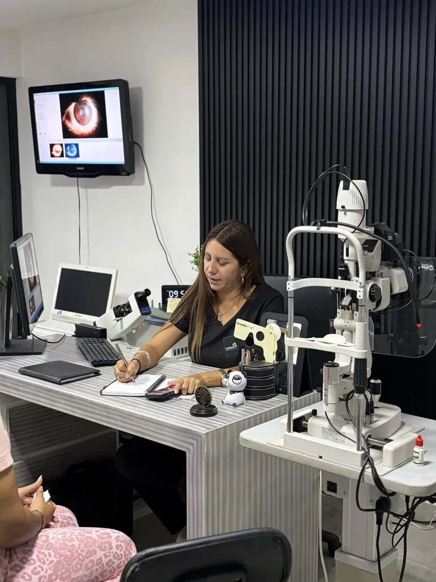 La doctora explica a una paciente el resultado de su consulta