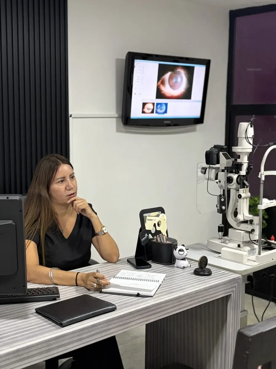La Dra. Claudia González Tejeda en su escritorio del consultorio de Cancún